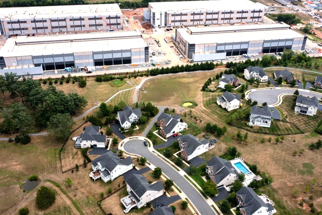 Veduta aerea del datacenter di Amazon Web Services accanto a un quartiere residenziale di Stone Ridge.