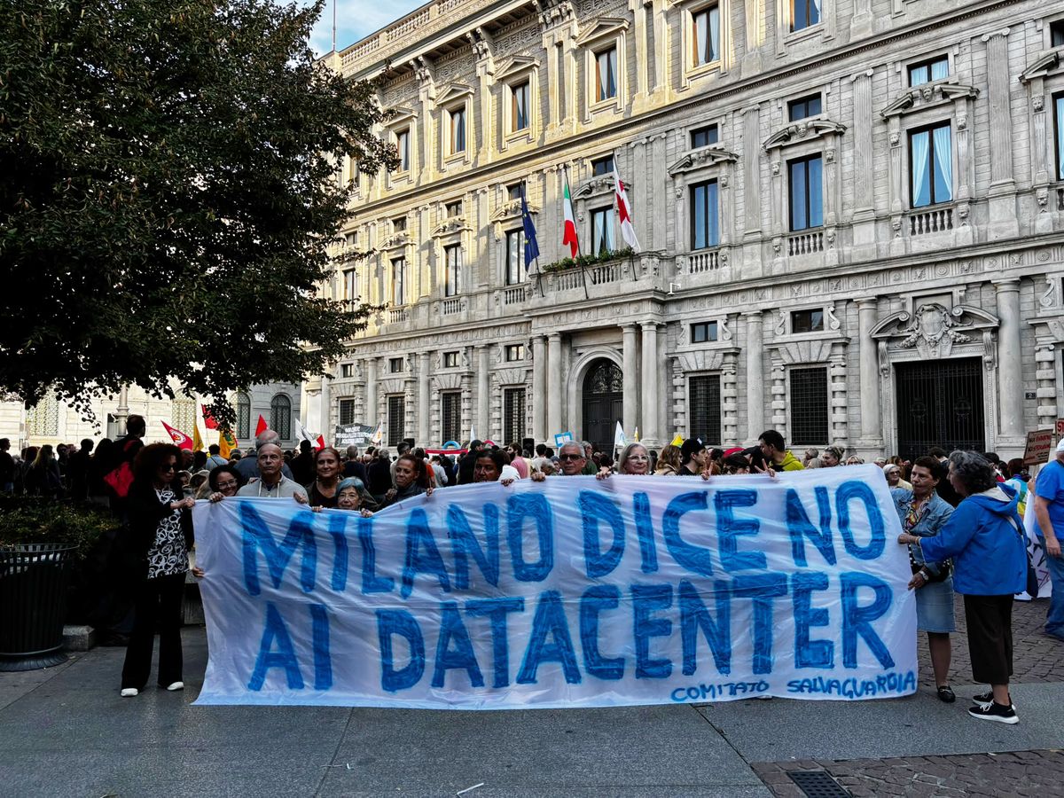 Manifestanti in piazza della Scala a Milano con lo striscione «Milano dice no ai datacenter», davanti a Palazzo Marino.