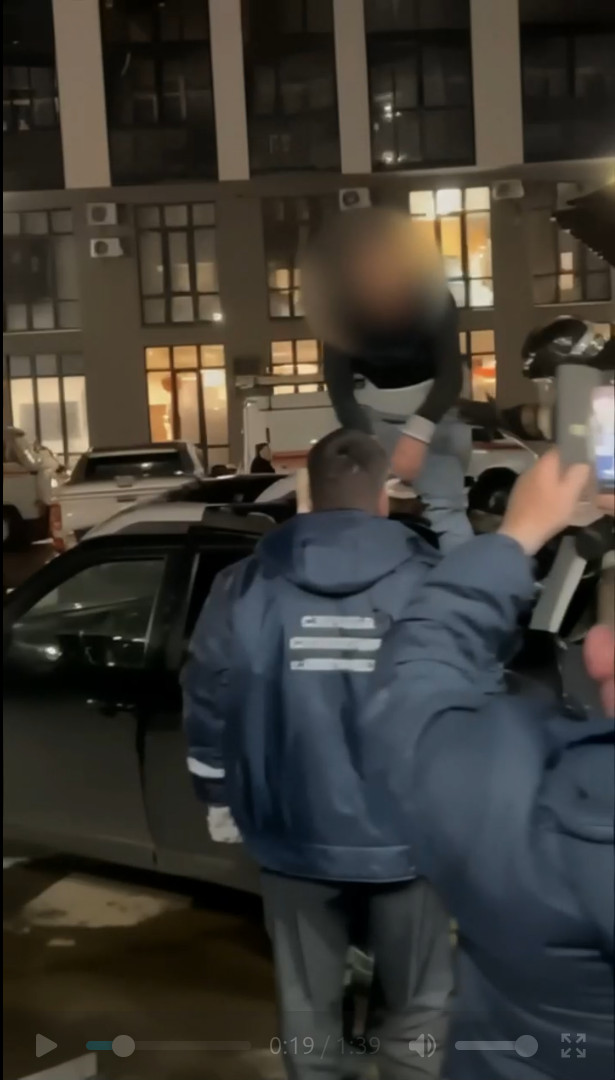CLICCA QUI PER VEDERE IL VIDEO "Uomo caduto dal 19° piano si rialza e cammina"