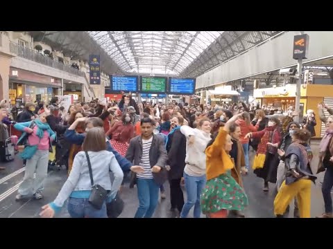 CLICCA QUI PER VEDERE IL VIDEO "Dancer encore - Flashmob, Paris, April 2021 (French and Italian subtitles"